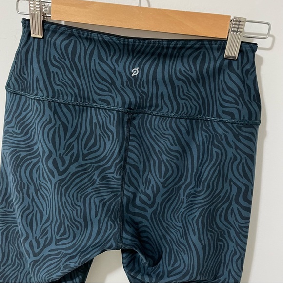 Peloton Cadent High-Rise Reversible Zebra Print Legging Black/Blue size Medium - Picture 10 of 16